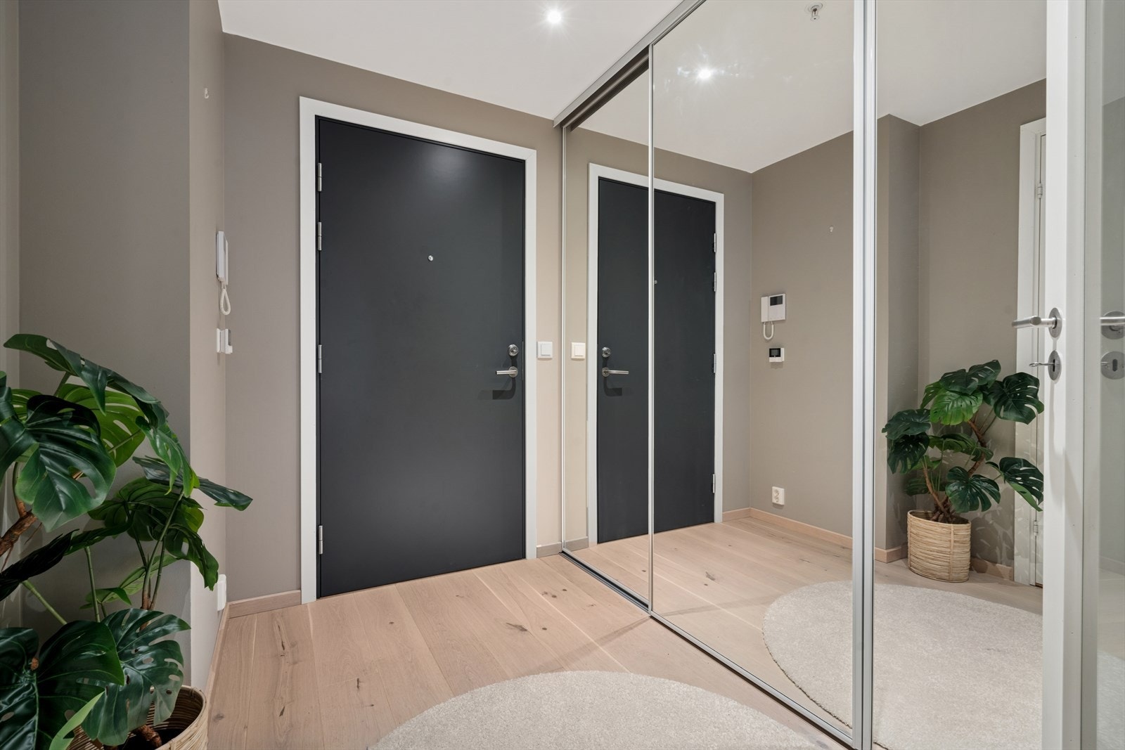 Gjennomtenkt entré med god størrelse og praktiske oppbevaringsmuligheter. Galleribilde