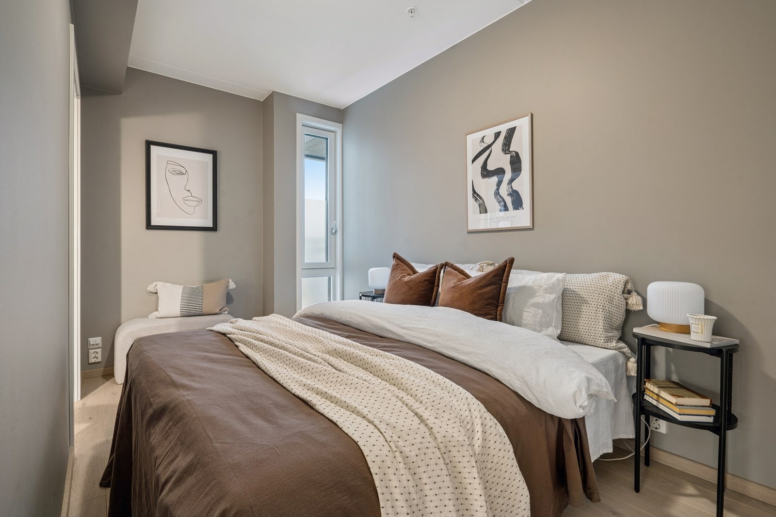 Romslig hovedsoverom med god plass til stor seng og annet øvrig møblement. Galleribilde