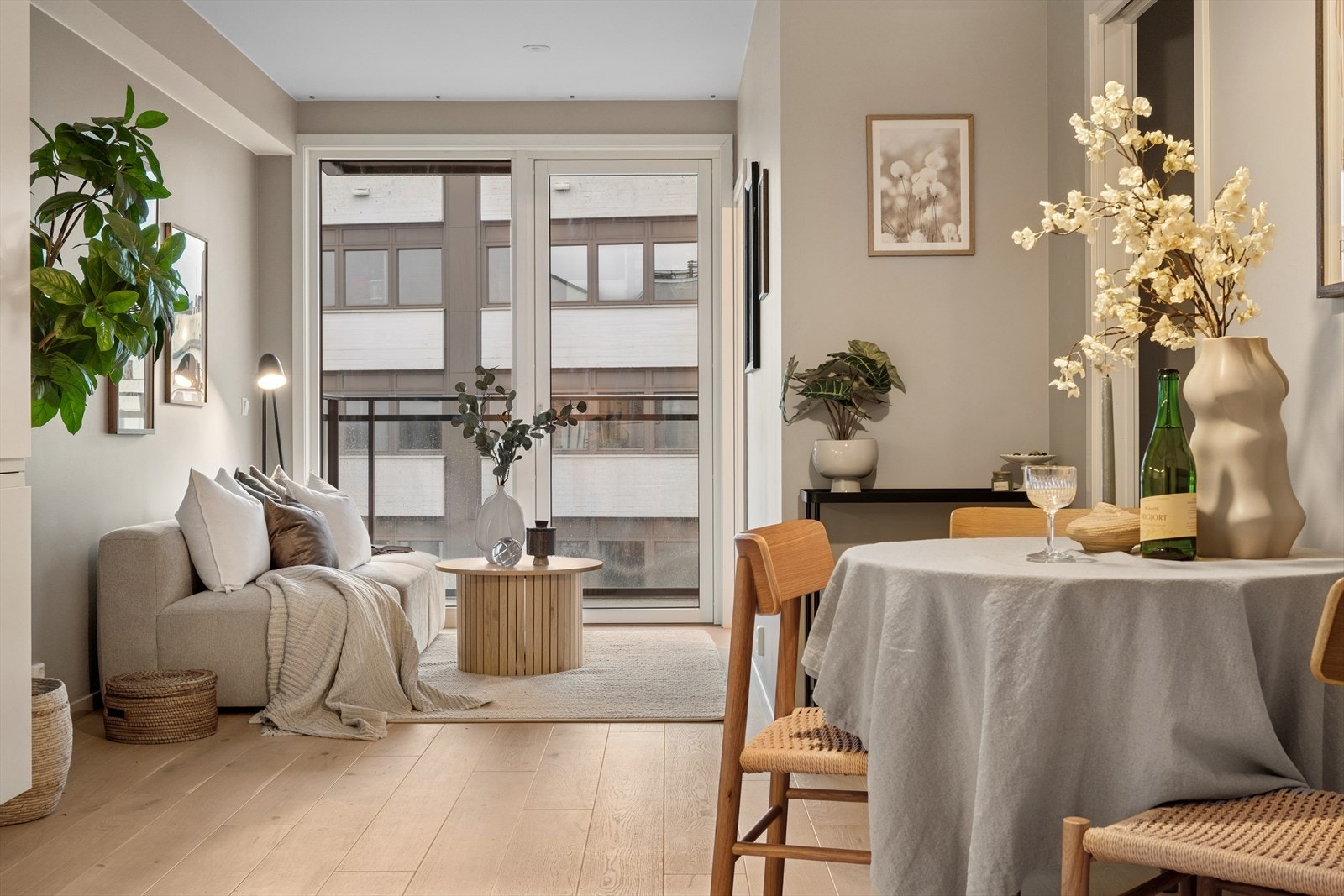 Scott Kvendset v/DNB Eiendom presenterer en moderne 3-roms i Myrenskvartalet - med balkong, heis og høy standard, i attraktivt bygg fra 2020! Galleribilde