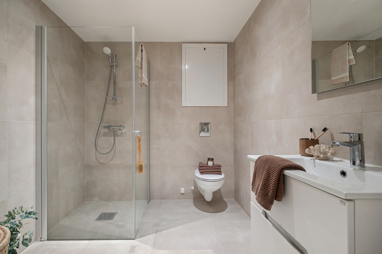 Stilrent bad med flislagte vegger, downlights og moderne innredning. Galleribilde