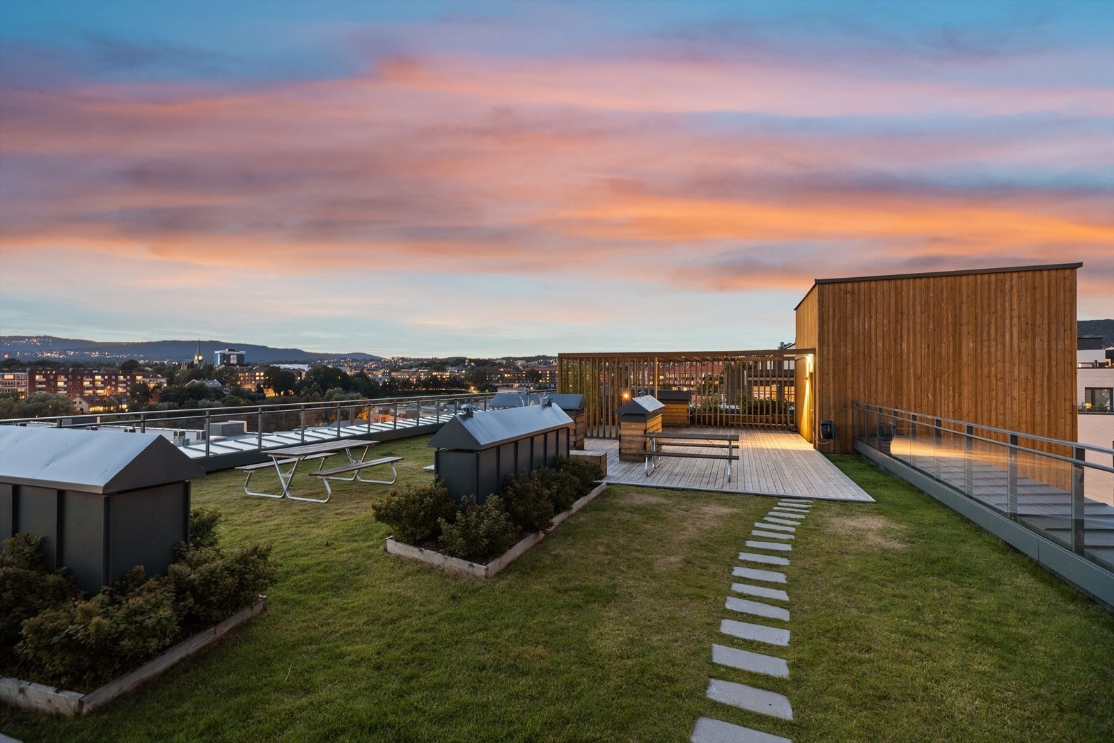 Terrassen er et perfekt, sosialt samlingspunkt og oppleves som en privat park for beboerne Galleribilde