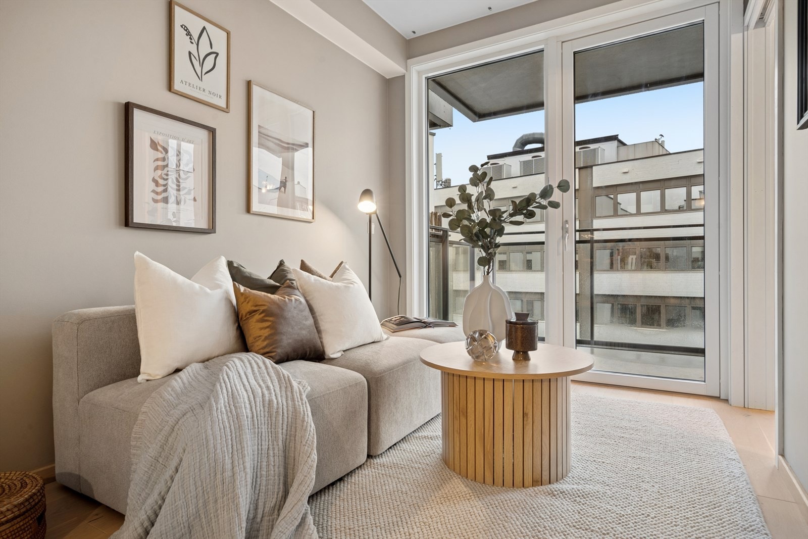 Smart og enkel innredning med plass til TV og sofa. Galleribilde