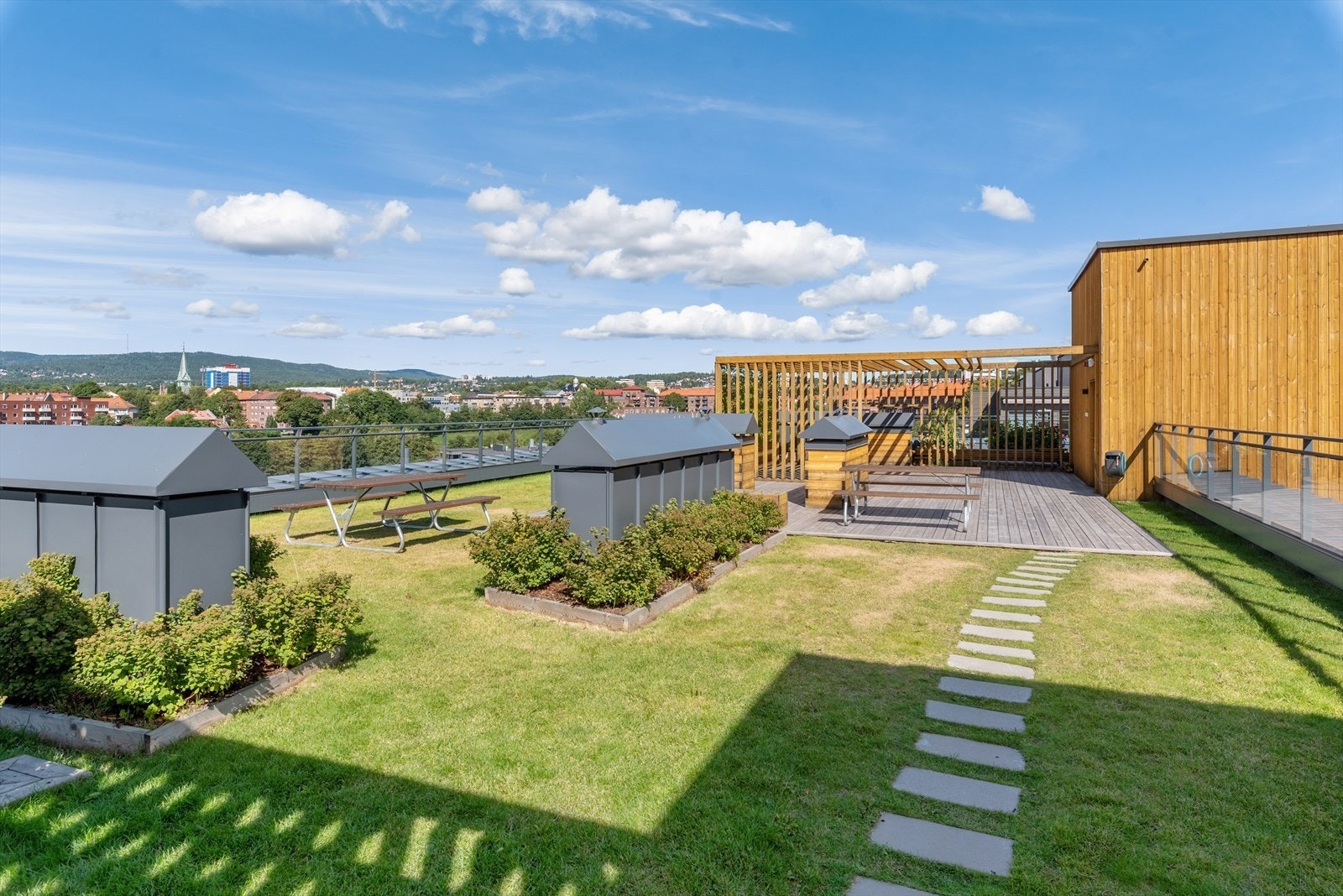 Takterrassen er pent opparbeidet med romslige grøntarealer og sittegrupper Galleribilde