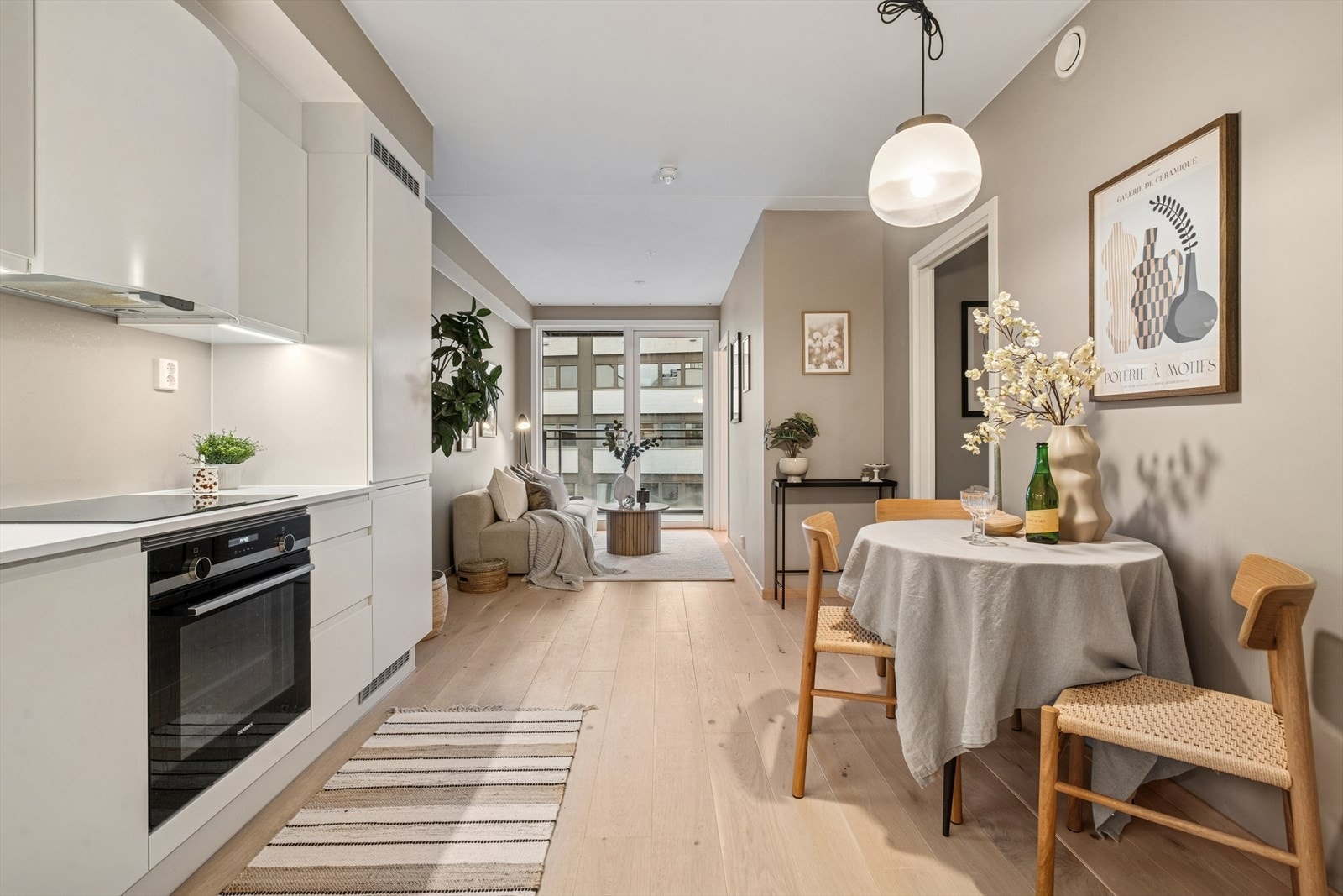 Lys og luftig kjøkken/stue-løsning med god plass til møblering. Galleribilde