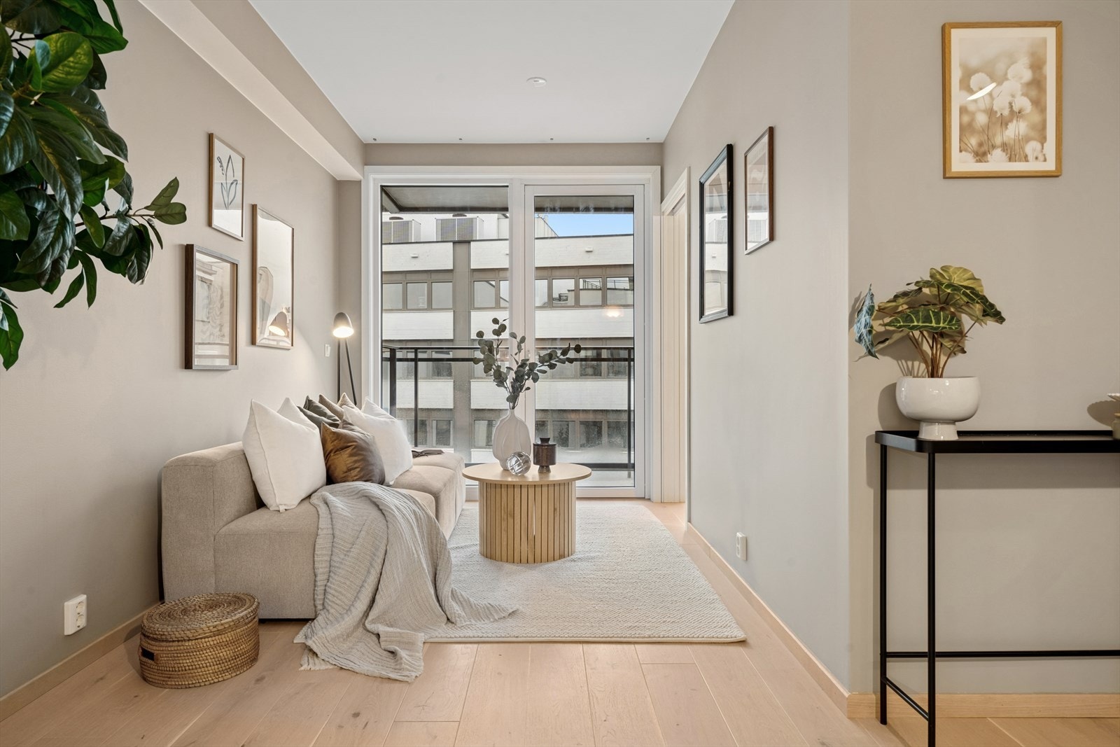 Store vinduer slipper inn rikelig med lys - stue med utgang til balkong som forlenger oppholdsrommet. Galleribilde