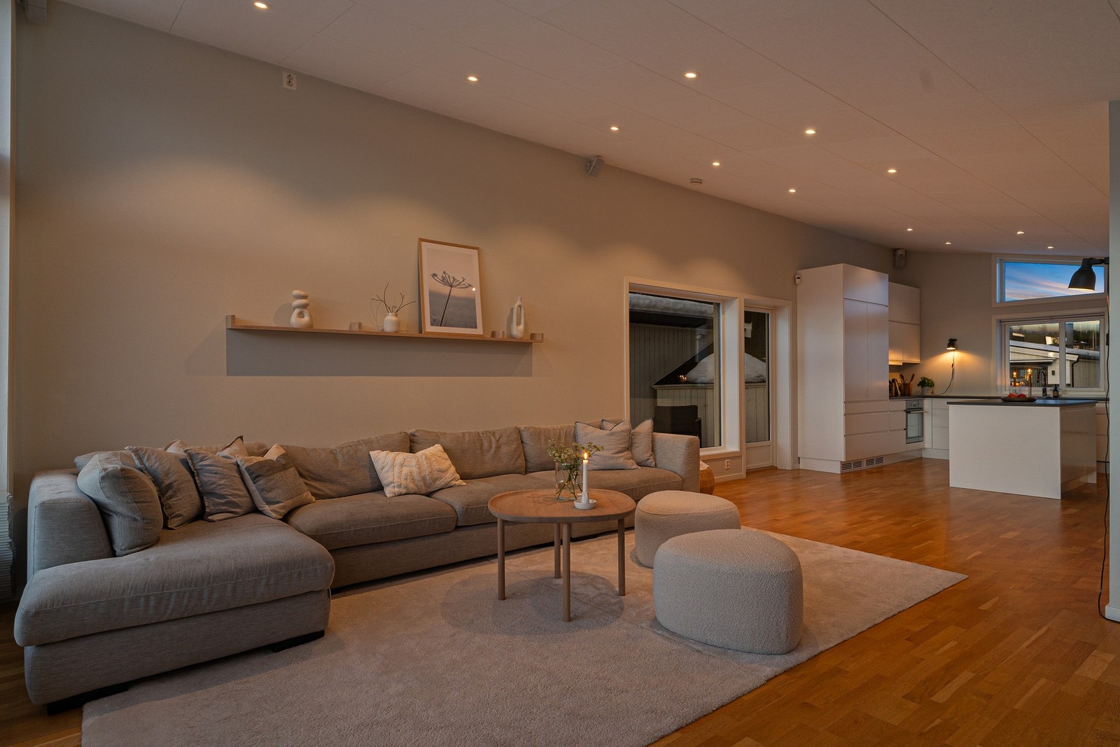 I øverste etasje danner stuen og kjøkkenet et virkelig lekkert allrom med ekstra god takhøyde og store vindusflater. Galleribilde