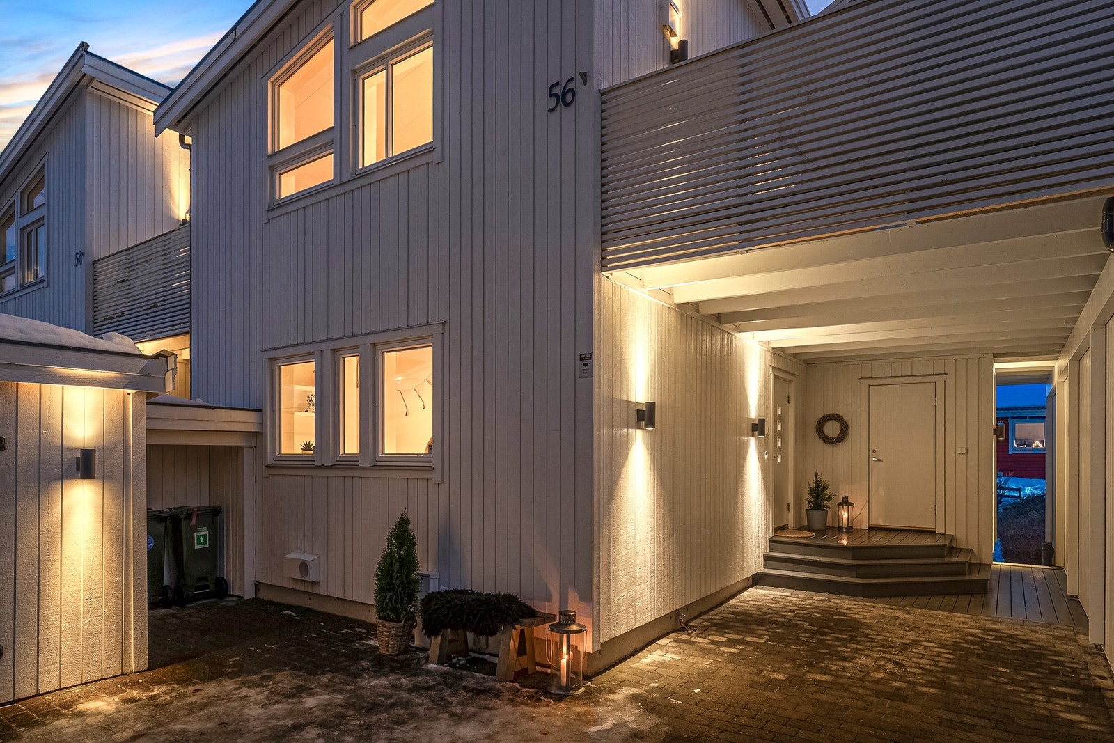 Steinlagt gårdsplass med parkering for flere biler. Galleribilde