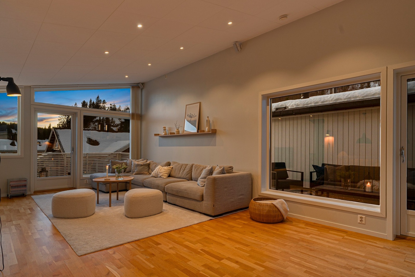 I et rolig og familievennlig boligfelt ligger denne moderne eneboligen - et hjem som kombinerer stilrene linjer, funksjonelle løsninger med naturnære omgivelser. Galleribilde