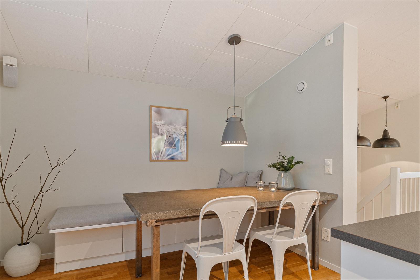 Ved kjøkkenet er det naturlig plass for spisebordet med praktisk plassbygd benk med oppbevaring. Galleribilde