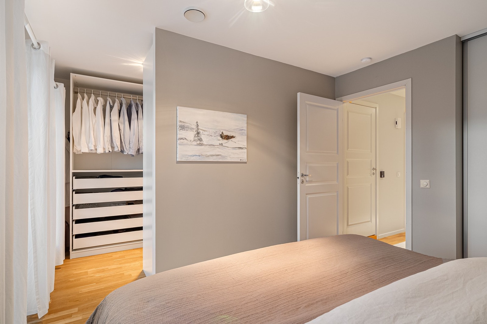 Det er rikelig med oppbevaringsplass i skyvedørsgarderobe samt eget garderoberom i direkte tilknytning til hovedsoverommet. Galleribilde