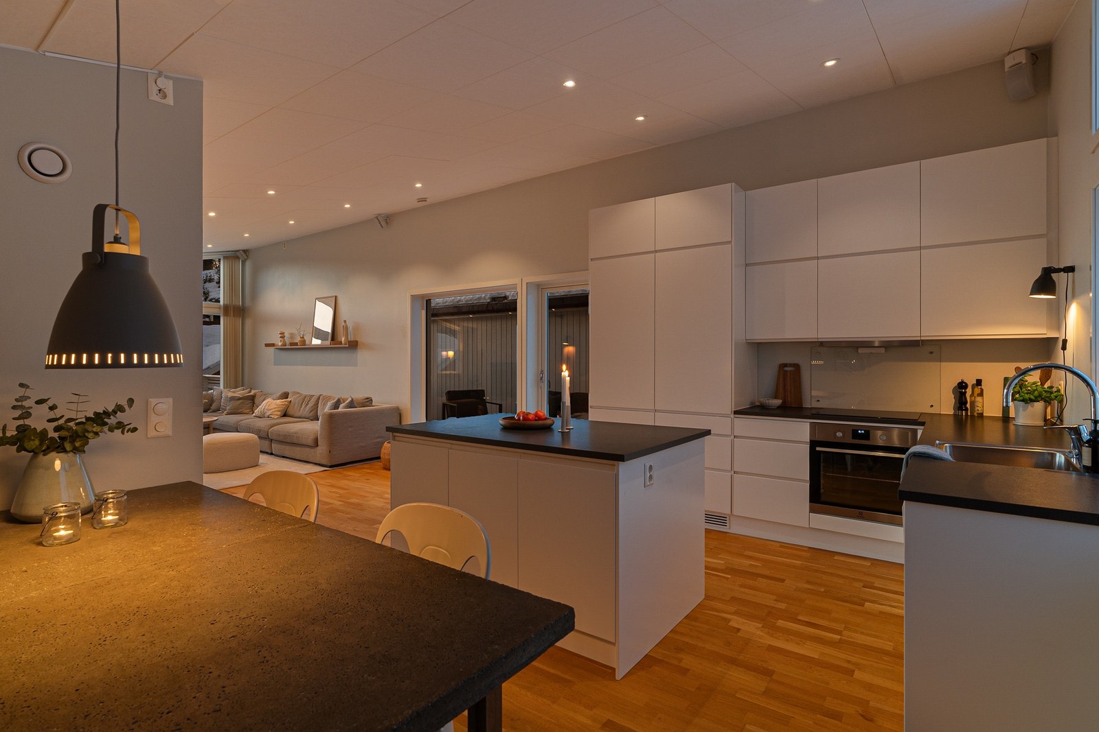 Kjøkkenet har en moderne og meget funksjonell innredning med kjøkkenøy fra Drømmekjøkkenet. Galleribilde