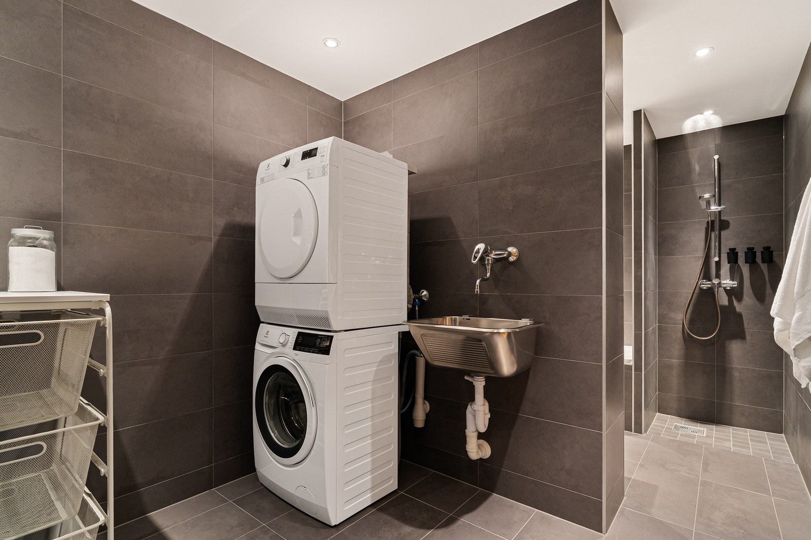 Spotter i tak med dimmerfunksjon gir fleksibel og stemningsfull belysning. Galleribilde