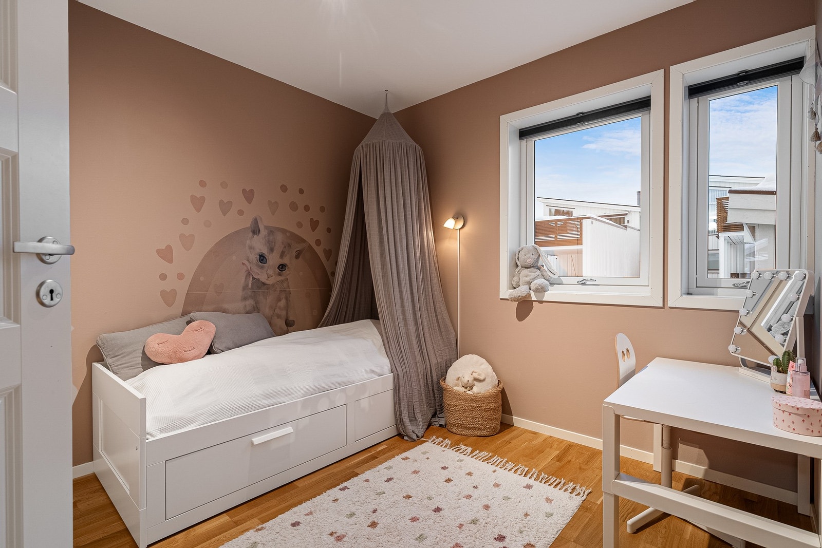 Soverom 2 måler 8 kvm. og har god plass til seng, skrivebord og skyvedørsgarderobe. Galleribilde