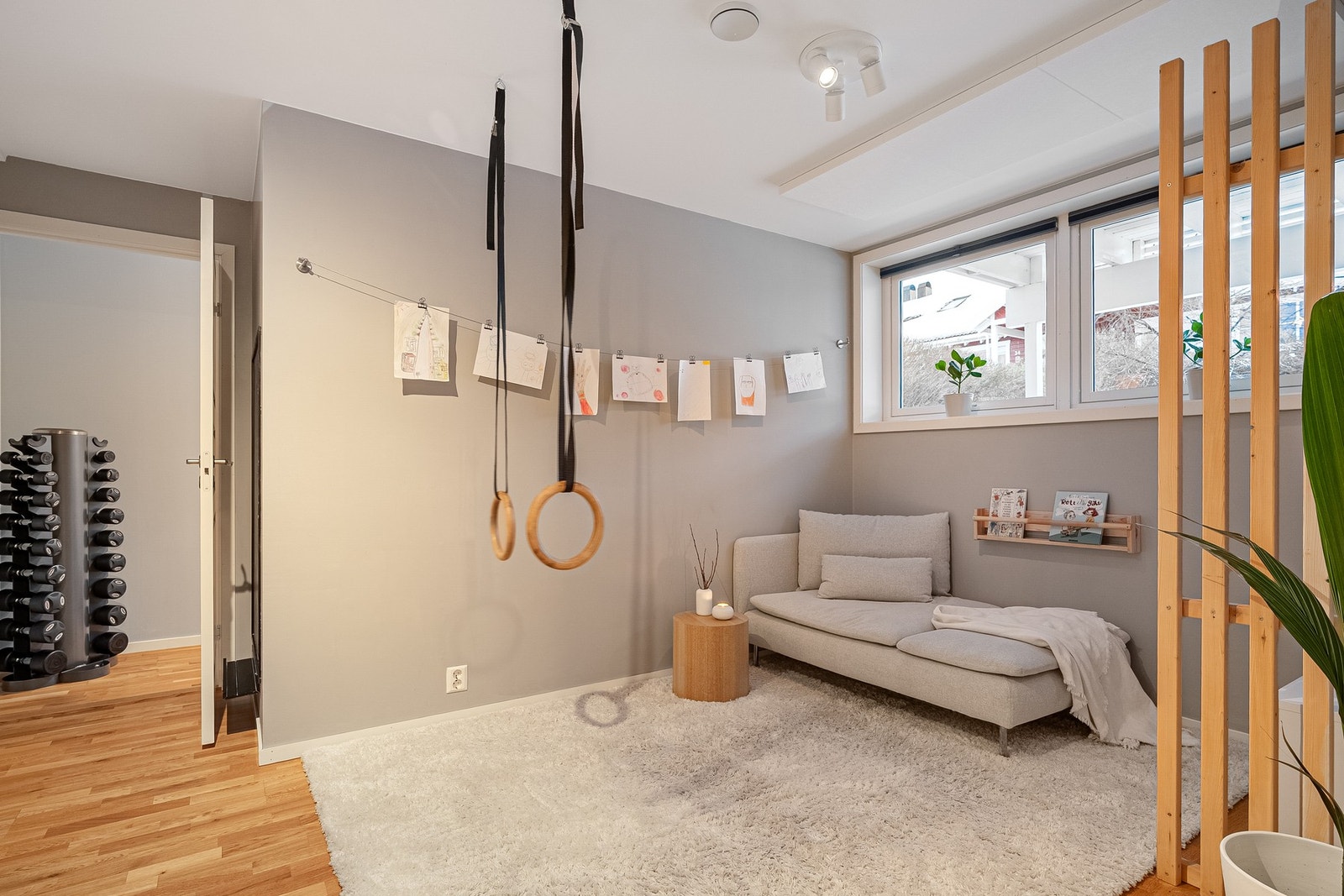 I underetasjen er det stort disp.rom som er innredet med kjellerstue, som gir rom for å trekke seg tilbake. Galleribilde