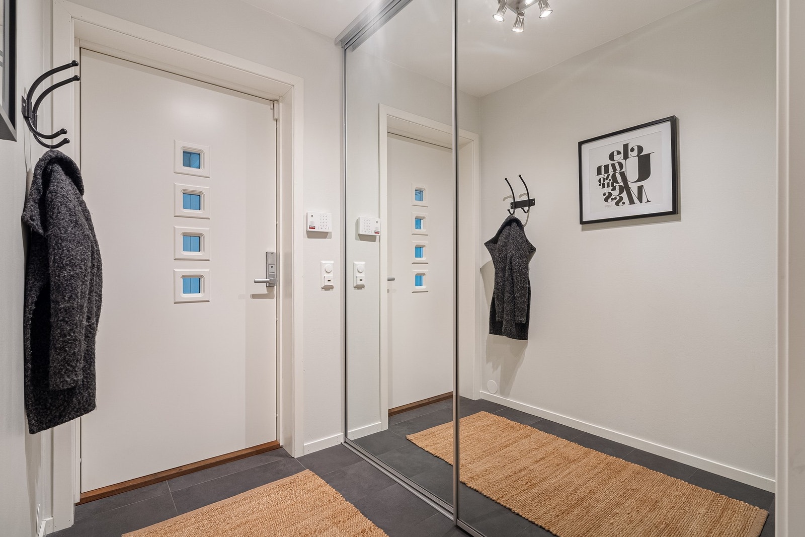 Boligen har inngang fra både underetasjen og 1. etasje - praktisk for en aktiv familie og perfekt for gjester. Galleribilde