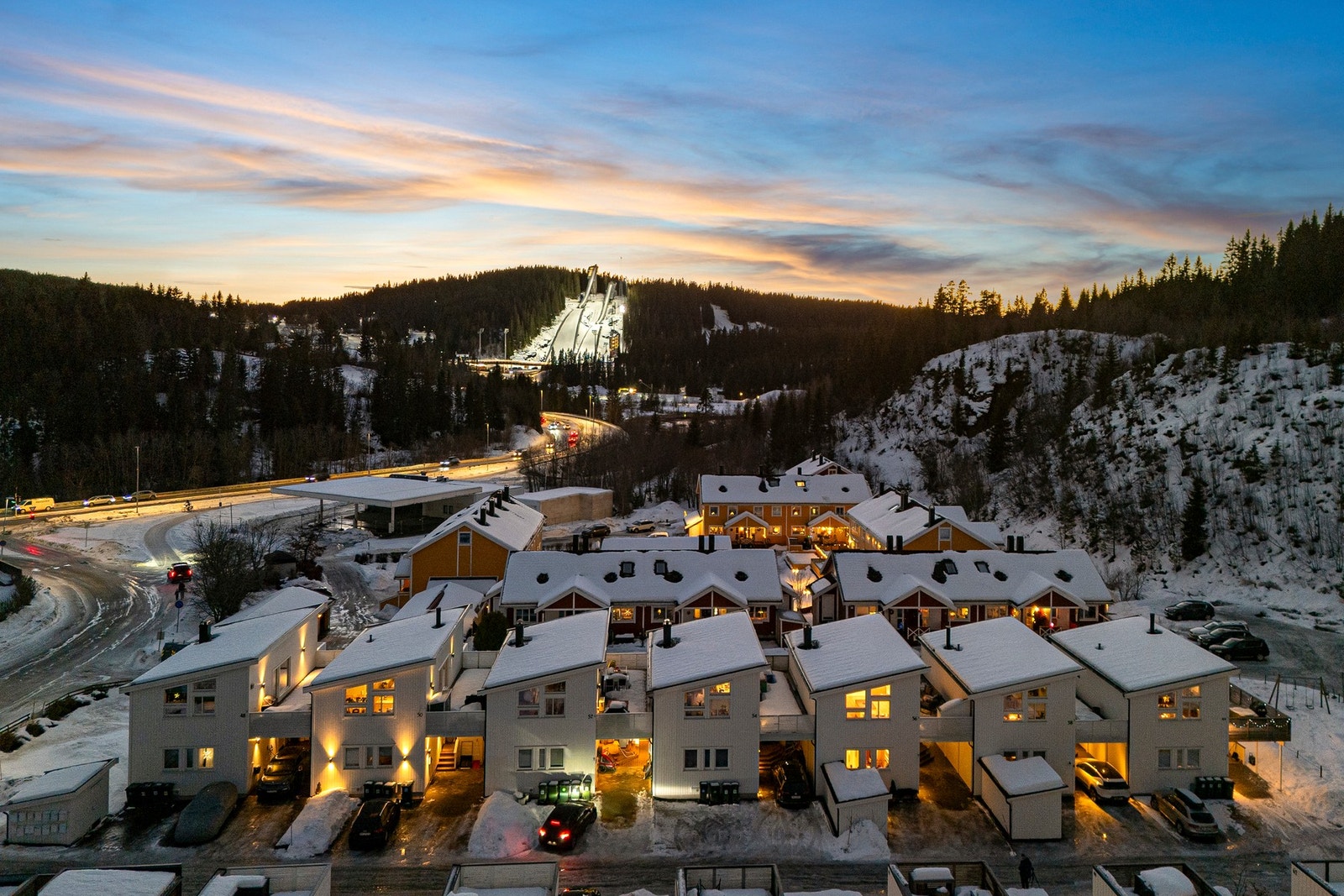 Selv om turmulighetene ligger like ved døra er det kort gangavstand til bussholdeplass, og det samme til Stavset senter med dagligvare, apotek og frisør m.m. Galleribilde