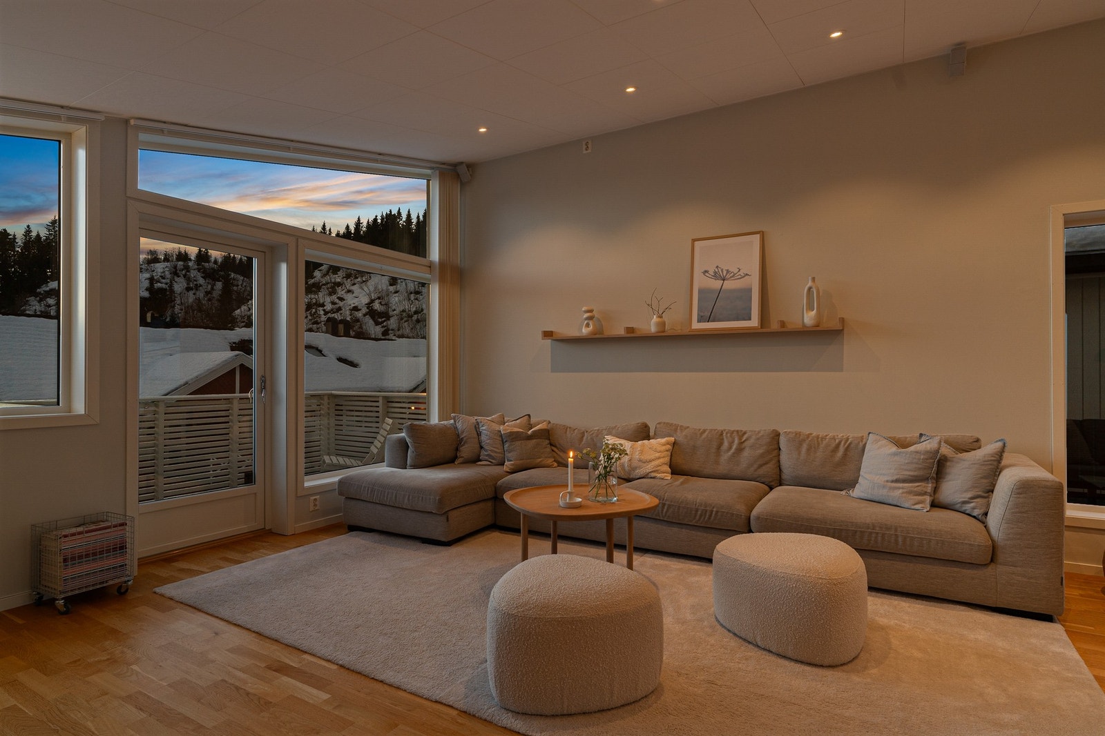 Akustikkplater og nye downlights i 2019, sørger for god akustikk og ro i hele huset. Galleribilde