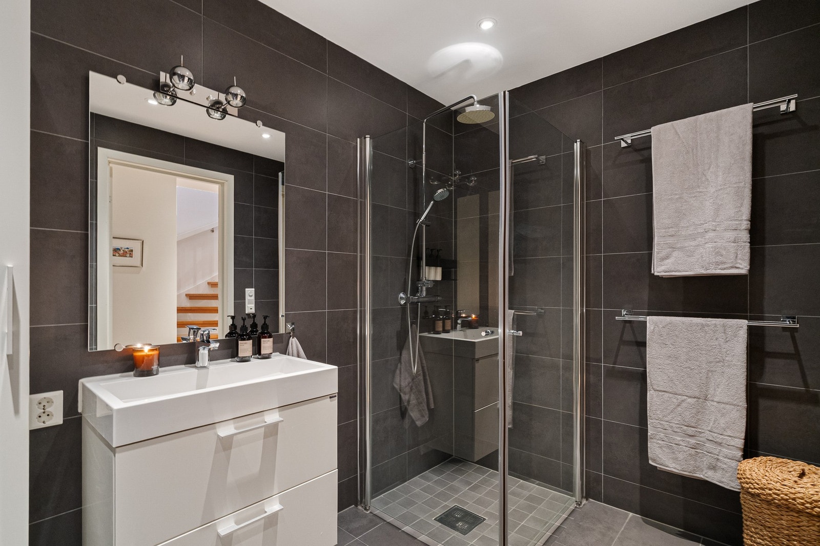 Boligen har to baderom med utsøkte utførelse. Galleribilde