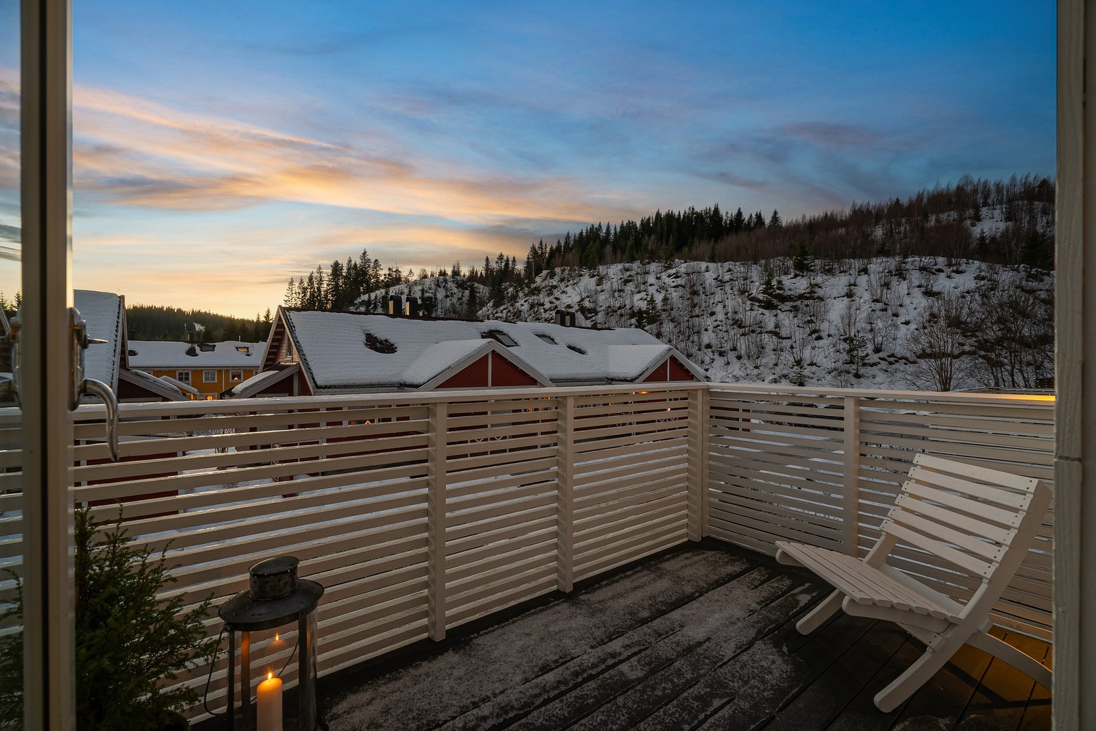 Boligen strekker seg over tre plan med god standard, og har inngang fra både underetasjen og 1. etasje - praktisk for en aktiv familie og perfekt for gjester. Underetasjen har entré, bad, disp.rom som er innredet som kjellerstue og treningsrom og bod. Galleribilde