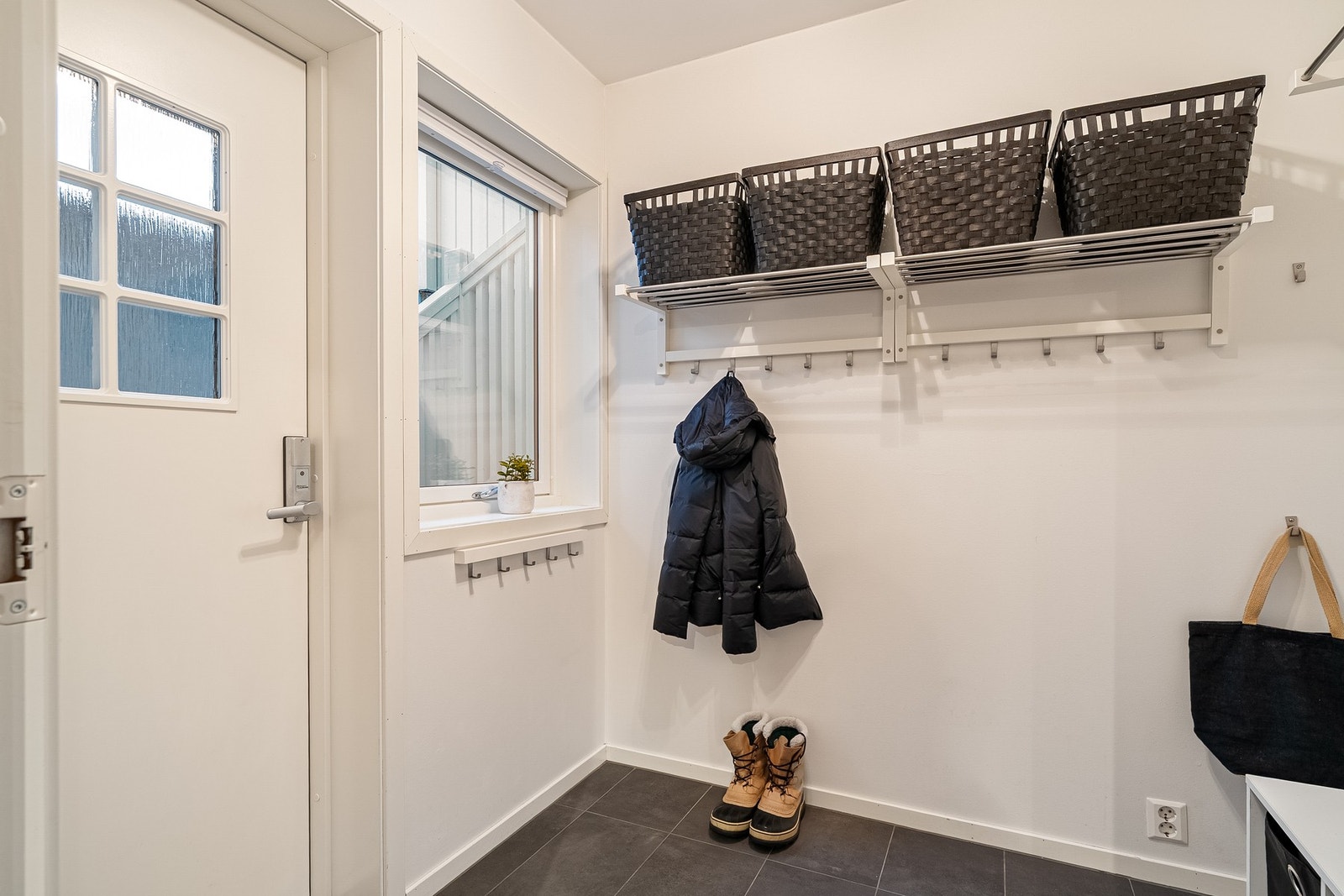 Entreen i underetasjen har flislagt gulv med varme, og god plass til yttertøy og sko. Galleribilde