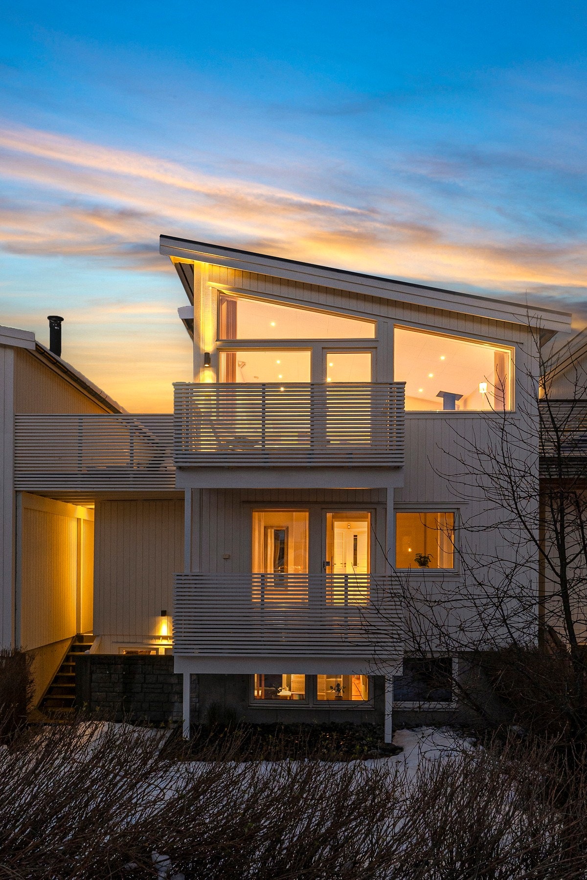 Området er svært familievennlig med attraktive bokvaliteter som lekeplass, fotballbane/islagt bane, skiløyper, skistadion og badeplasser. Galleribilde