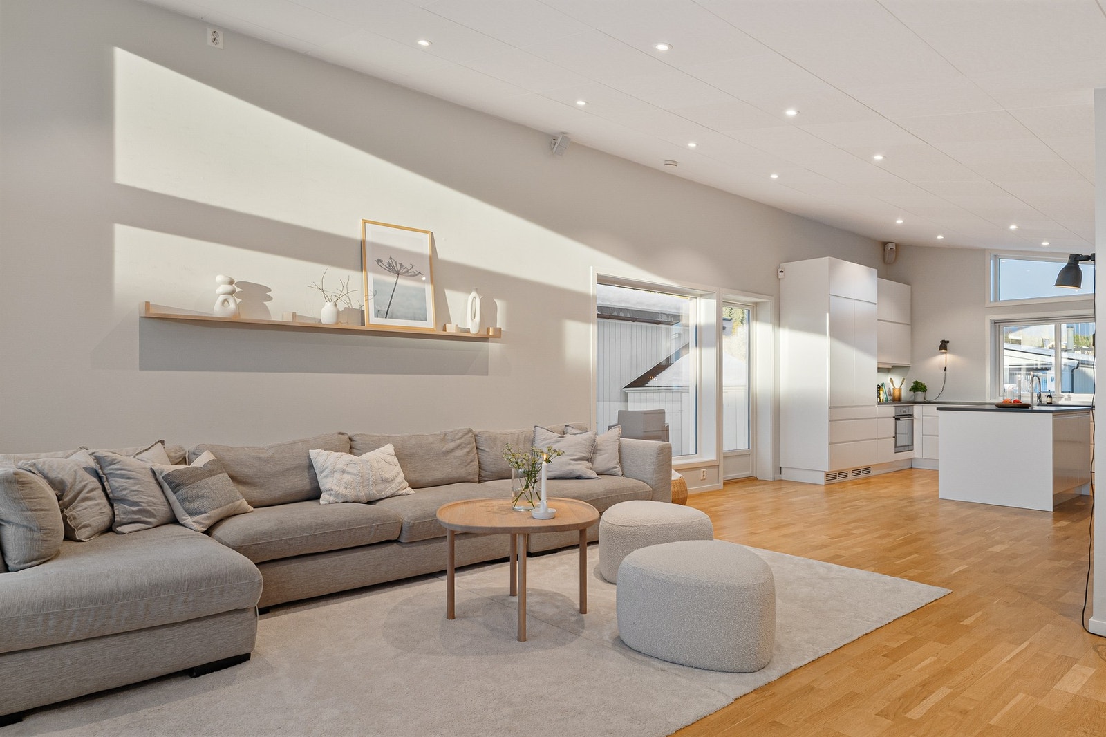 Den ekstra gode takhøyden på ca. 3 meter, skaper en herlig atmosfære. Galleribilde