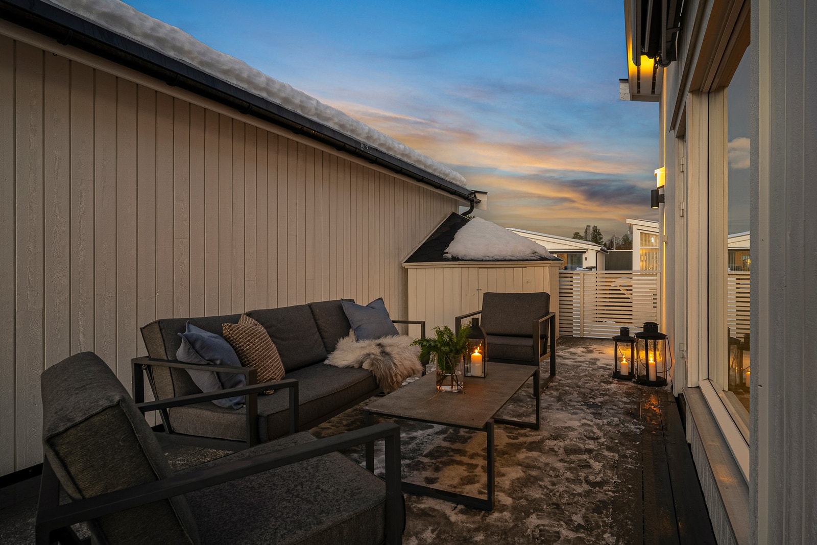 Terrassen har stor praktisk bod og markiser som strekker seg bort til motsatt vegg, og kan utgjøre et tak på ca. 2/3 av terrassen. Galleribilde