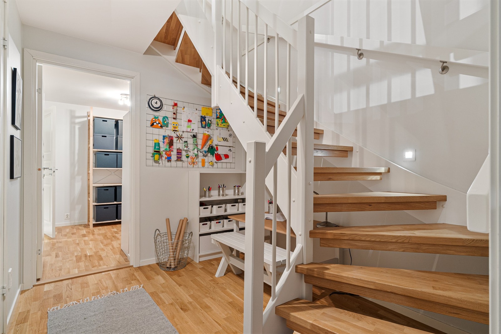 Plassen er utnyttet godt og undertrappen er en hyggelig krok for de minste. Galleribilde