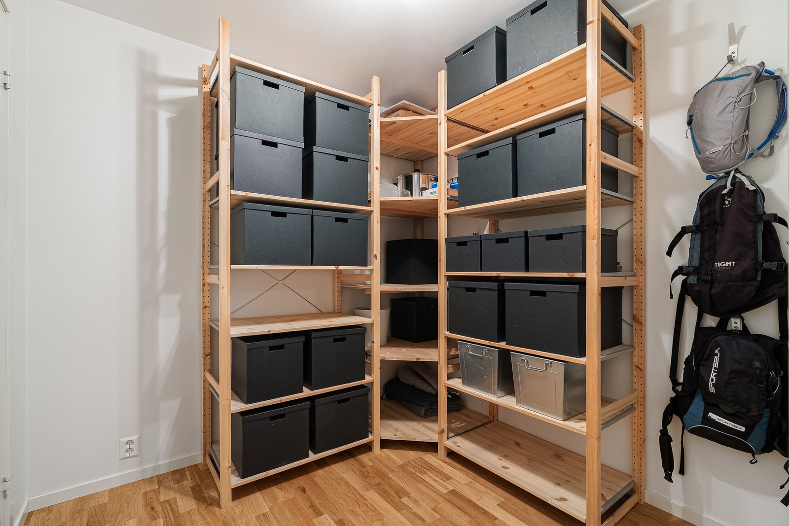 Boligen har svært gode lagringsmuligheter med både innvendig bod og to utvendige boder. Galleribilde