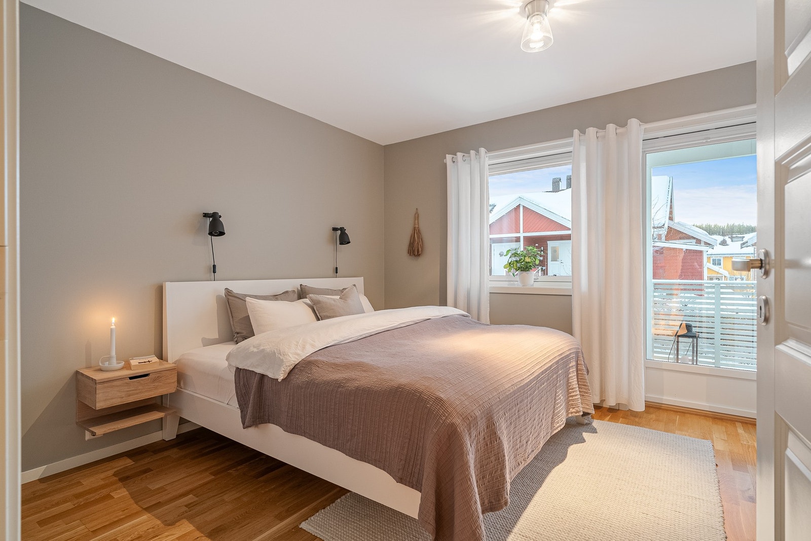 Hovedsoverommet er på 15 kvm og fremstår som lyst og romslig, med utgang til egen veranda. Galleribilde