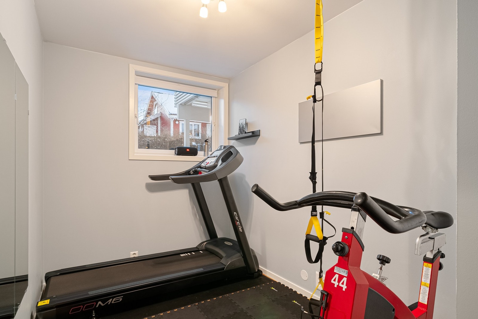 Deler av rommet er avdelt til treningsrom, slik at man har rom både for avkobling og aktivitet. Galleribilde