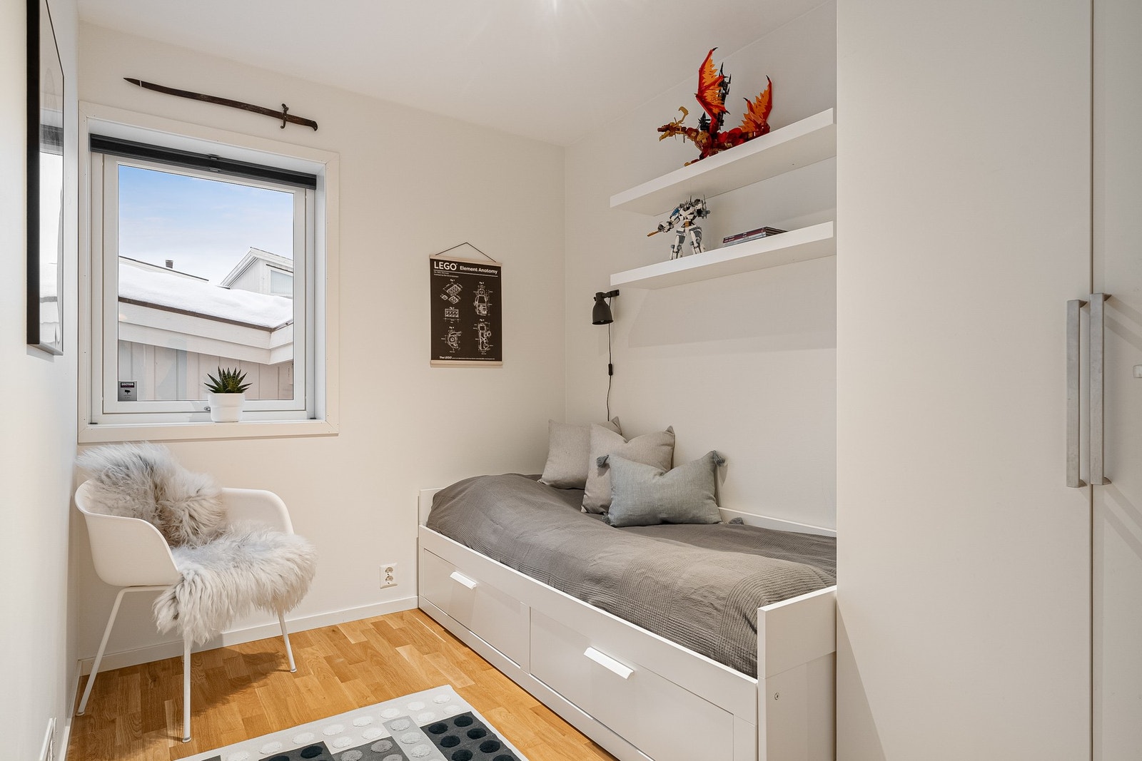 Soverom 3 måler 7 kvm. Alle soverom har måltilpasset plissegardiner. Galleribilde