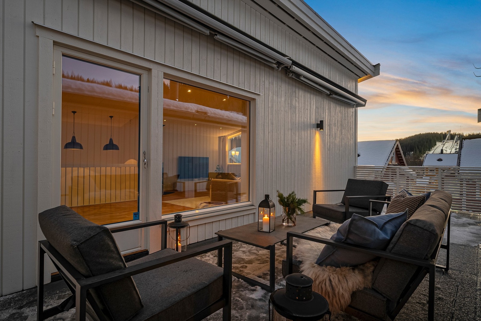 Boligen har flere solrike uteplasser og fra stuen er det utgang til en stor takterrasse som er et herlig sted å nyte varme dager. Galleribilde