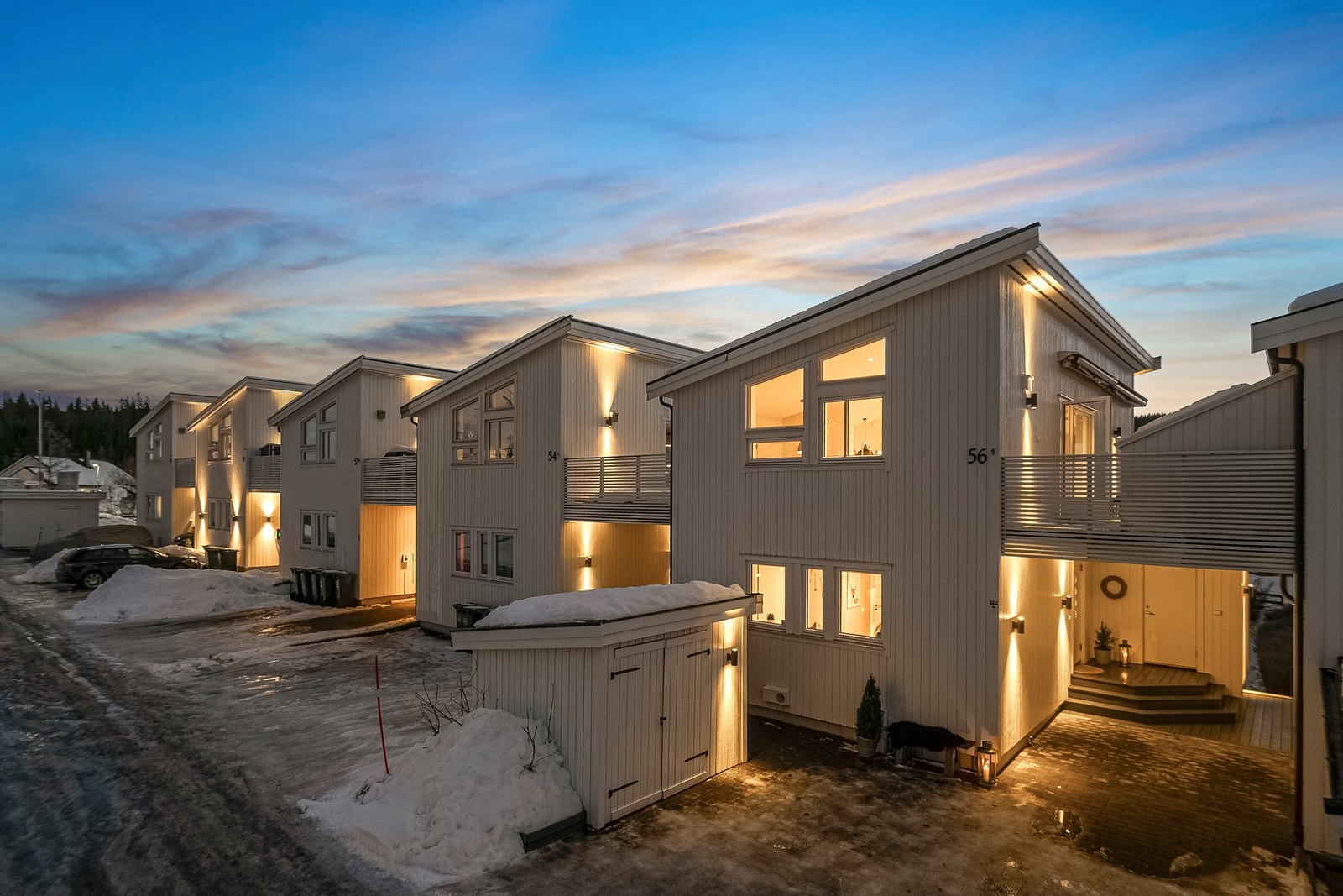Fra carporten går man tørrskodd inn i boligen, praktisk og komfortabelt i hverdagen. Fra carporten er det også trapp ned til hagen og sokkelinngangen. Galleribilde