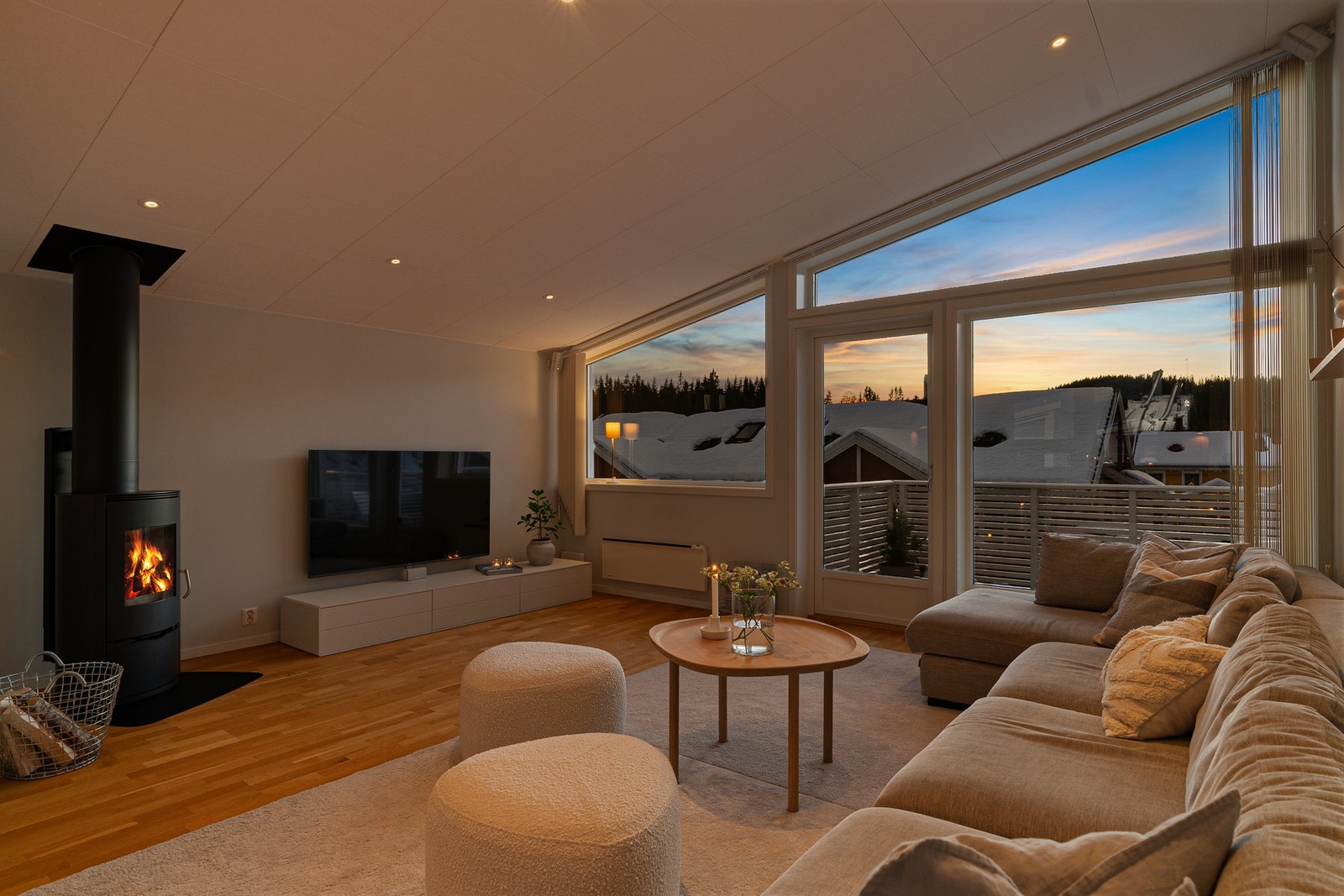 Stue og kjøkken måler 55 kvm. Vedovn fra Ild gir både behagelig varme og stemning. Galleribilde