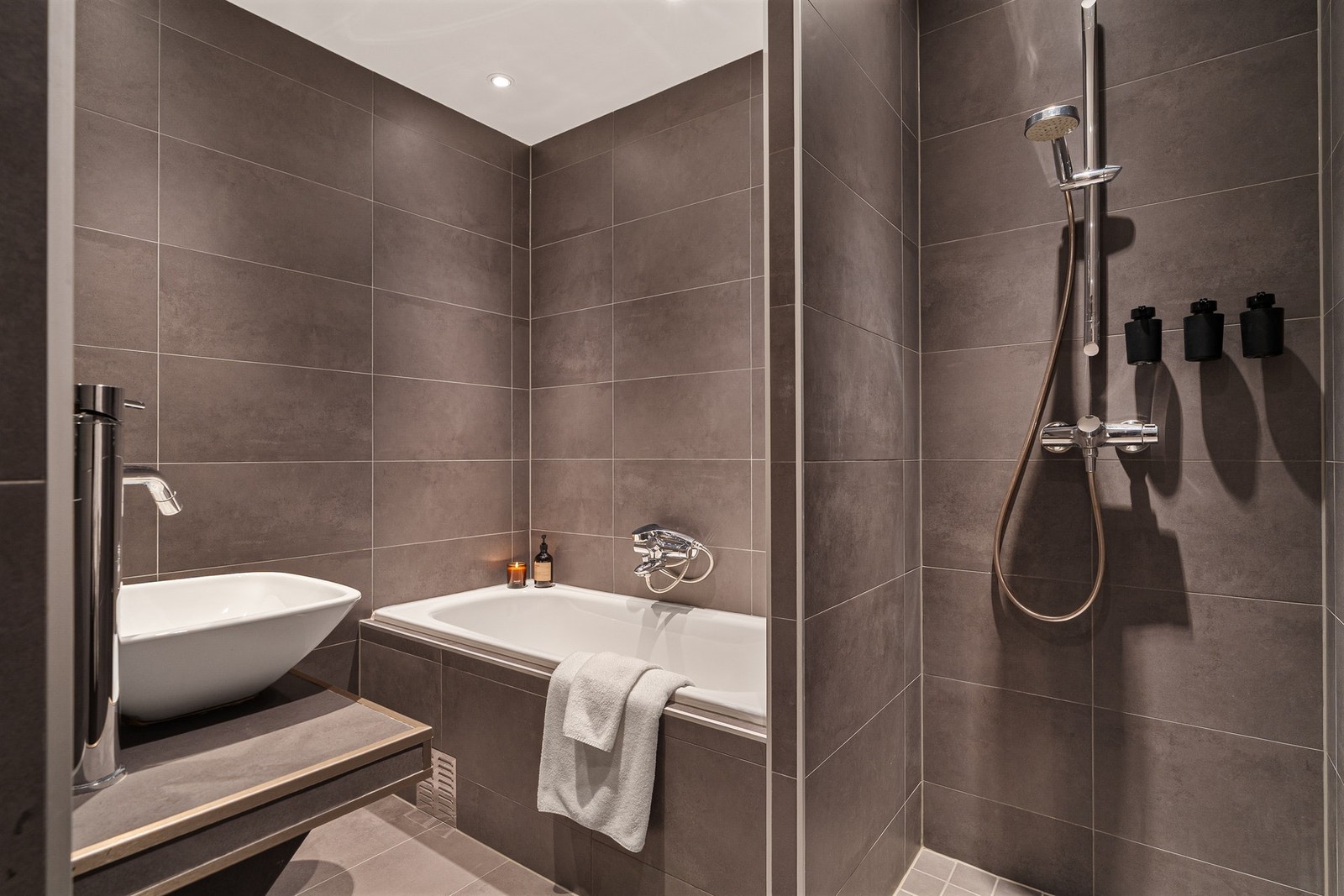 Baderommet i underetasjen har samme utførelse som badet i 1. etasje og er i tillegg tilknyttet en egen vaskeromsavdeling. Galleribilde