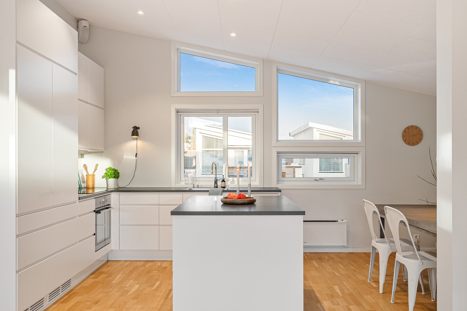 Hvitevarene er integrerte og inkluderer bla. platetopp, oppvaskmaskin, stekeovn og kjøkkenvifte fra 2023. Galleribilde