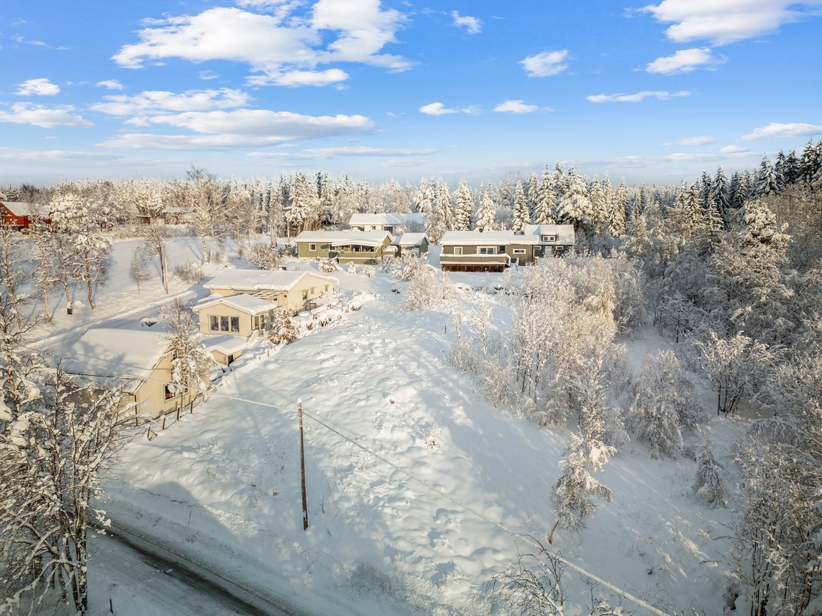 Tomten ligger på Berkåk i Rennebu kommune, omgitt av vakker og variert natur. Med kun ca. 80 kilometer til Trondheim tar turen kun omtrent 1 time og 15 minutt med bil. Galleribilde