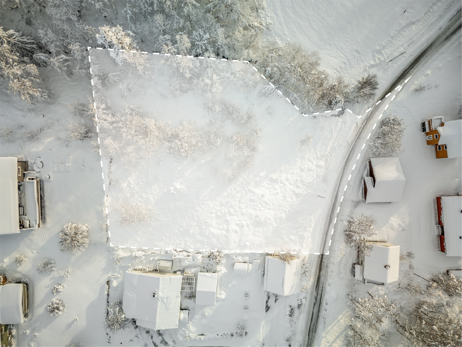 Tomtegrense skissert (avvik kan forekomme). Galleribilde