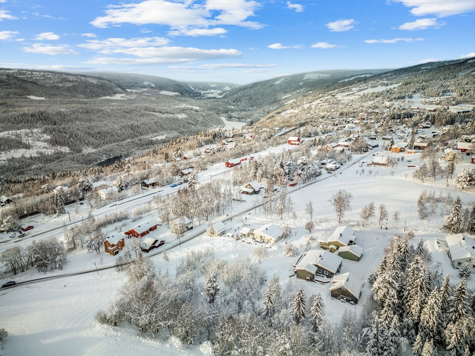 Fra tomten er det kort vei til Berkåk stasjon som tar deg til Oslo og Trondheim med tog. Galleribilde