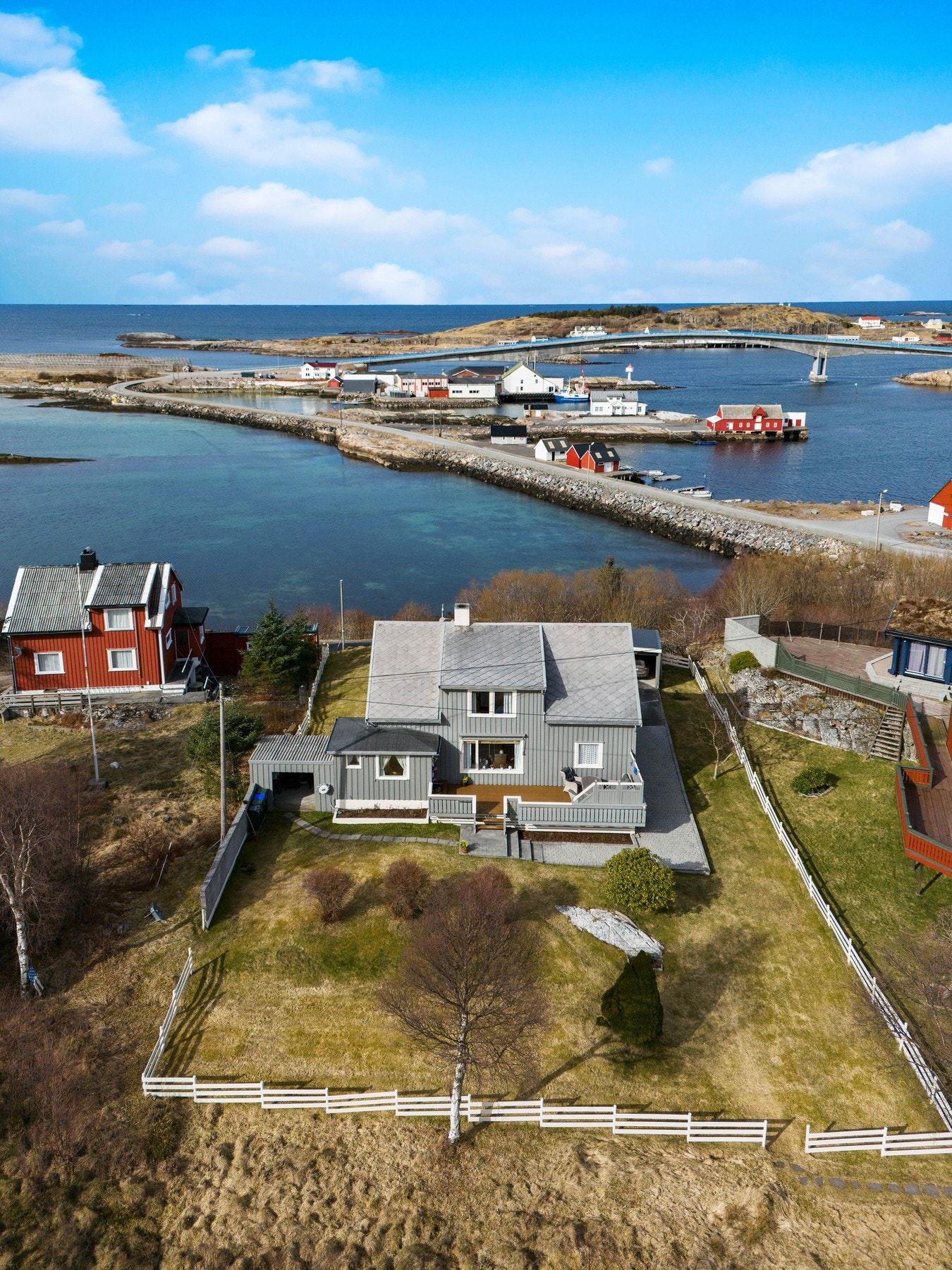 Enebolig med nausttomt og flytebrygge beliggende på Langøya Galleribilde