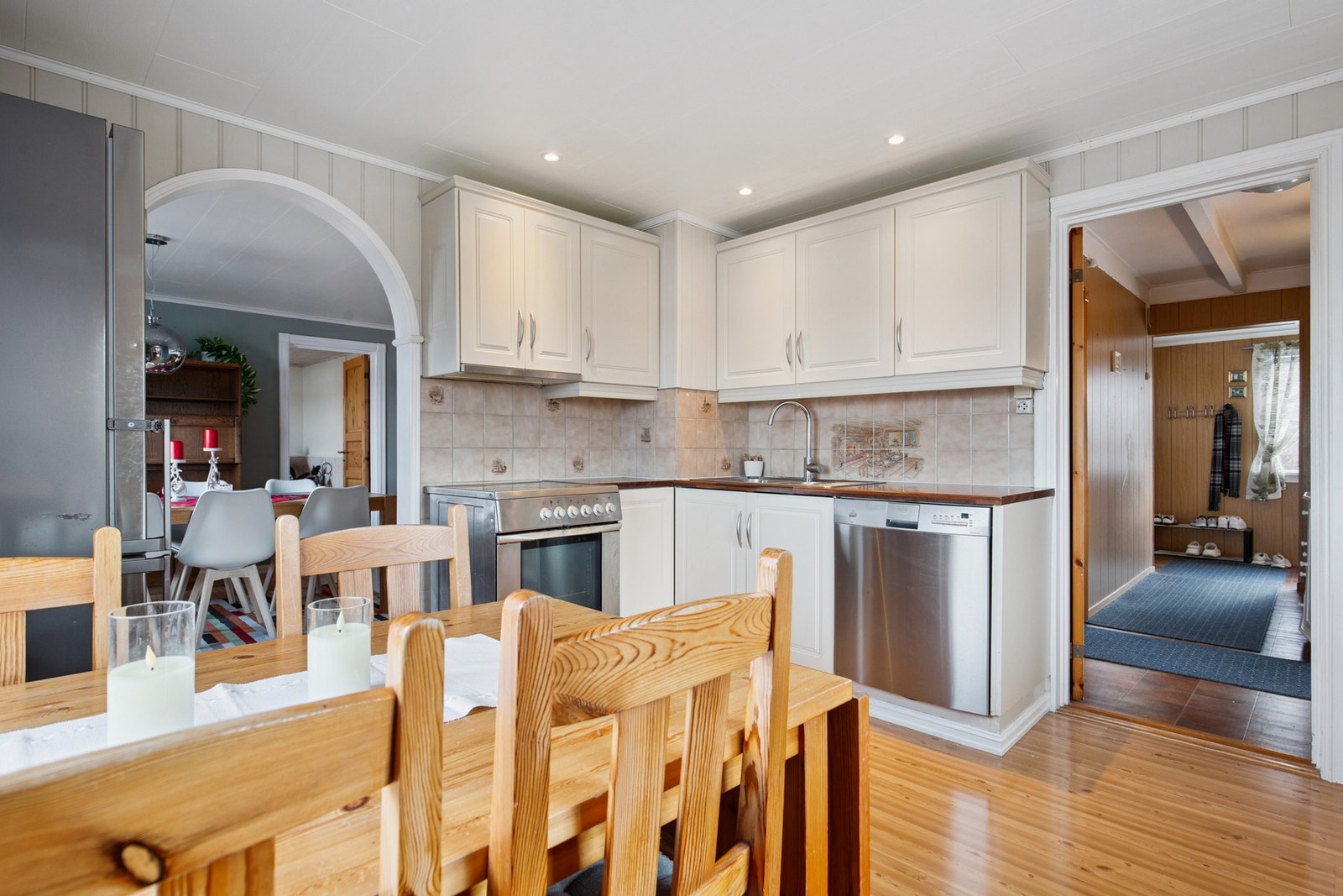 Romslig kjøkken m/over og underskap og plass til spisebord Galleribilde