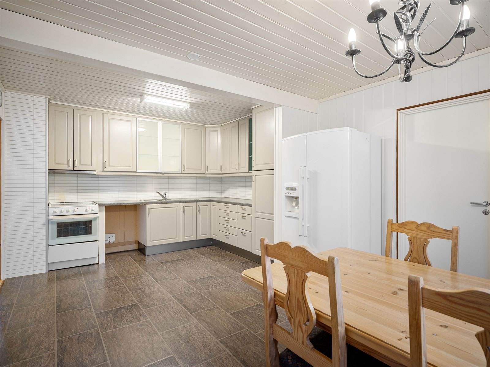 Stor kjøkken med plass for spisebord Galleribilde