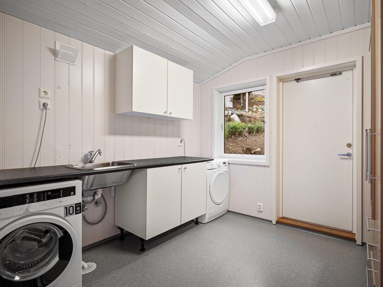 Praktisk vaskerom med utgang til hage Galleribilde