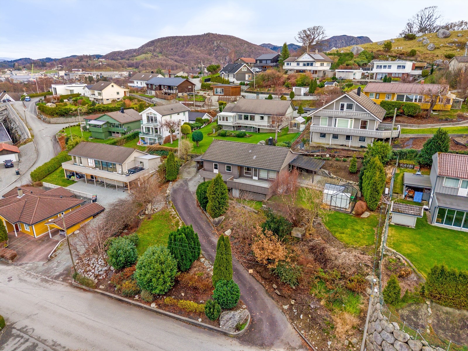 Stor tomt i skrånende terreng Galleribilde