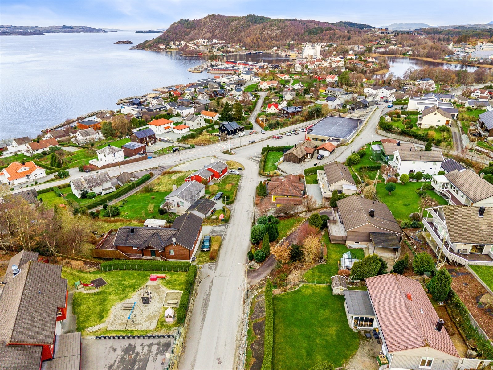 Barnevennlig med kort vei til bl.a. barnehage, skoler og idrettsanlegg. Nær busstopp. Galleribilde