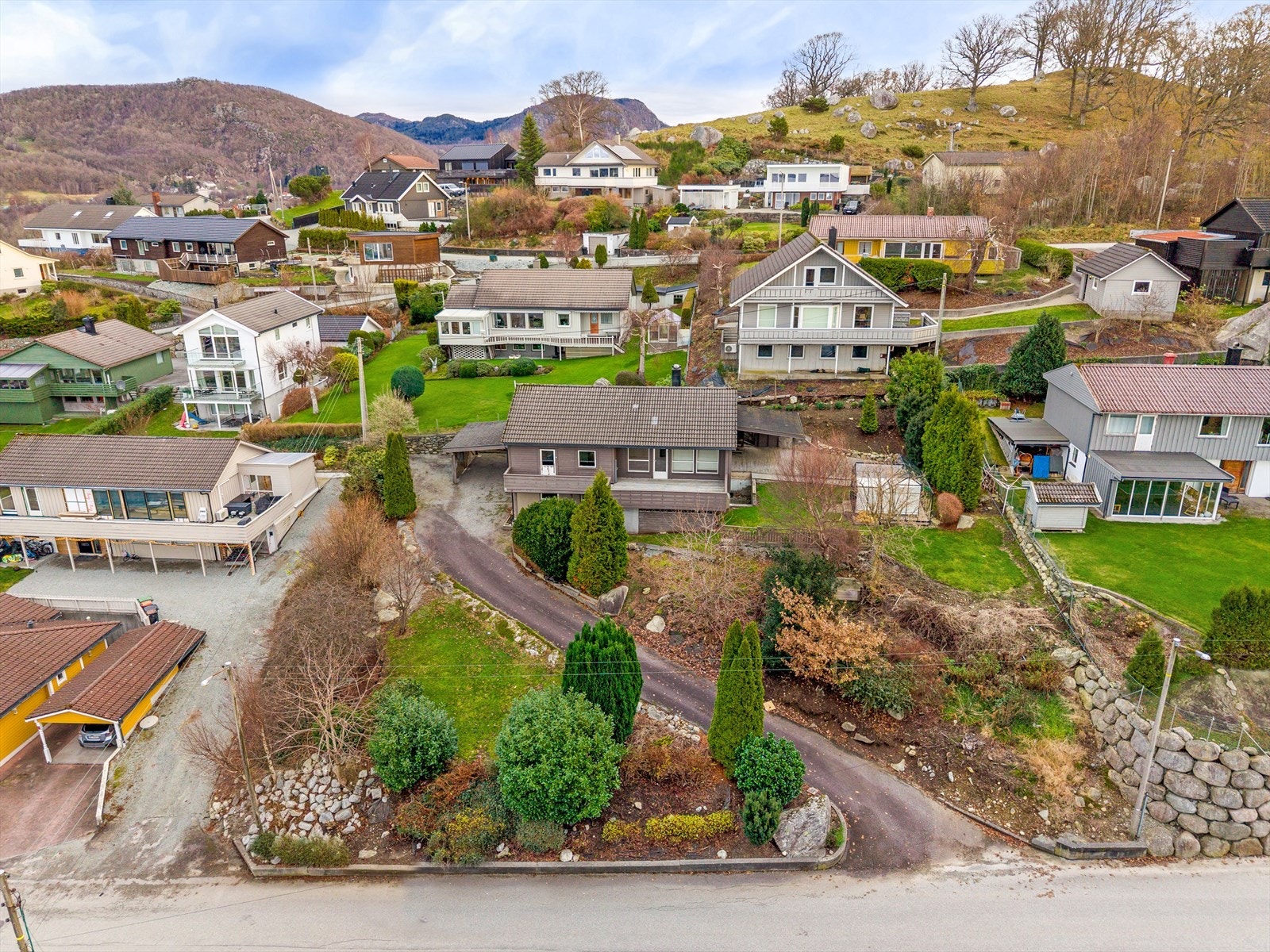 EiendomsMegler 1 ved Arnfinn Høigård presenterer Einerhaugvegen 8 Galleribilde