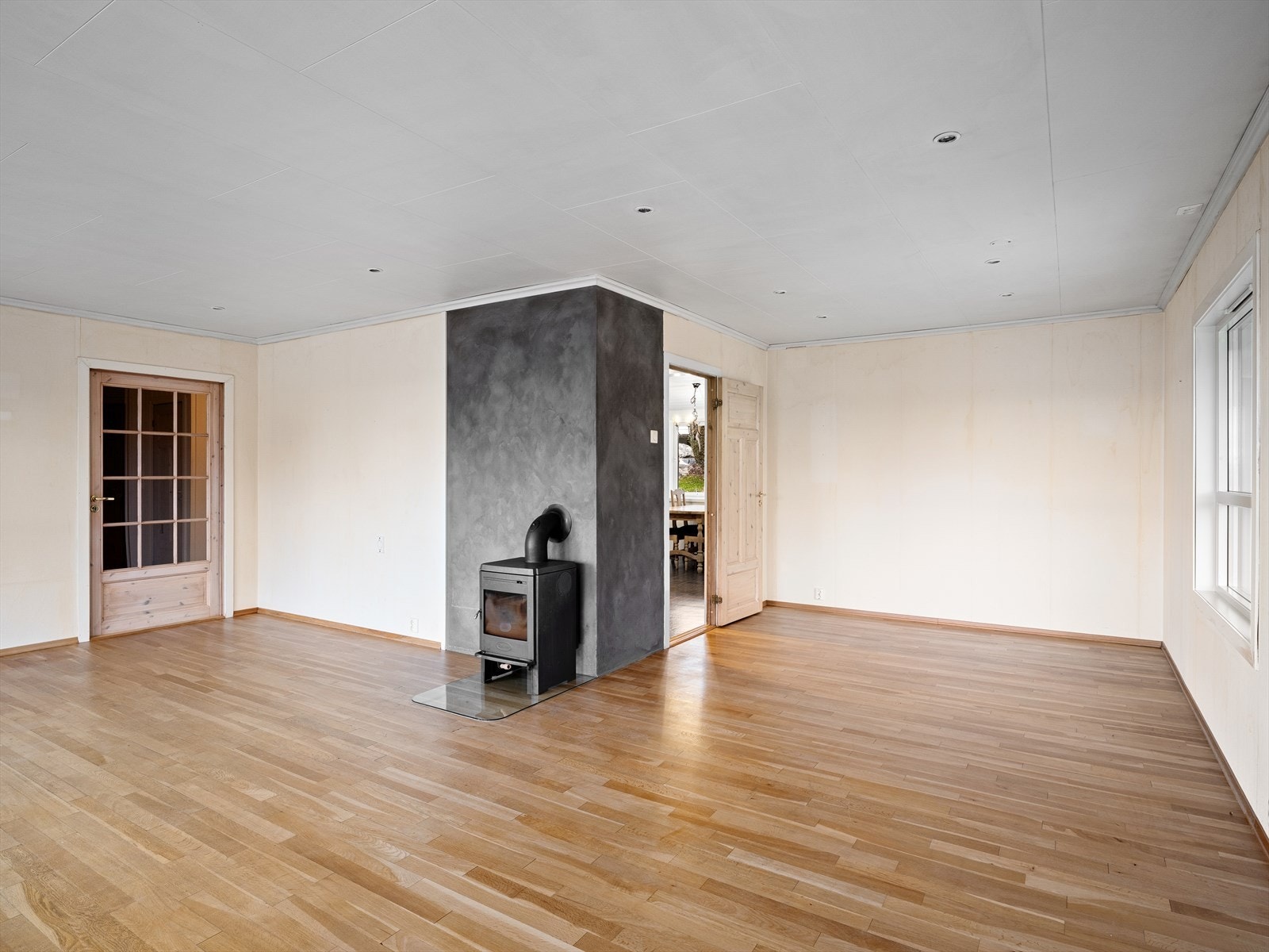 Romslig stue med god plass til spisestue, salong og godstoler. Galleribilde