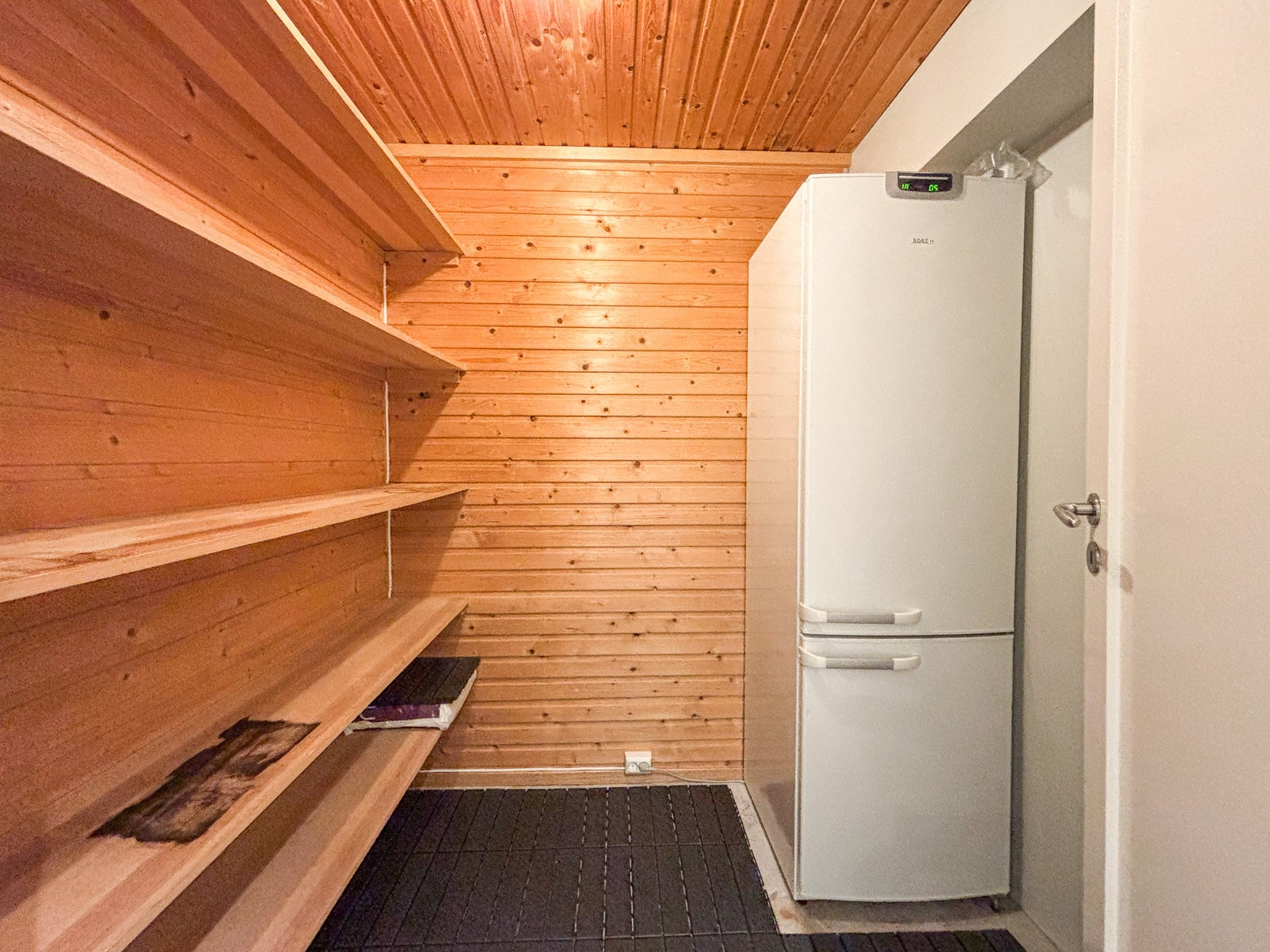 Bod med mye oppbevaringsplass - Kombiskapet medfølger. Galleribilde