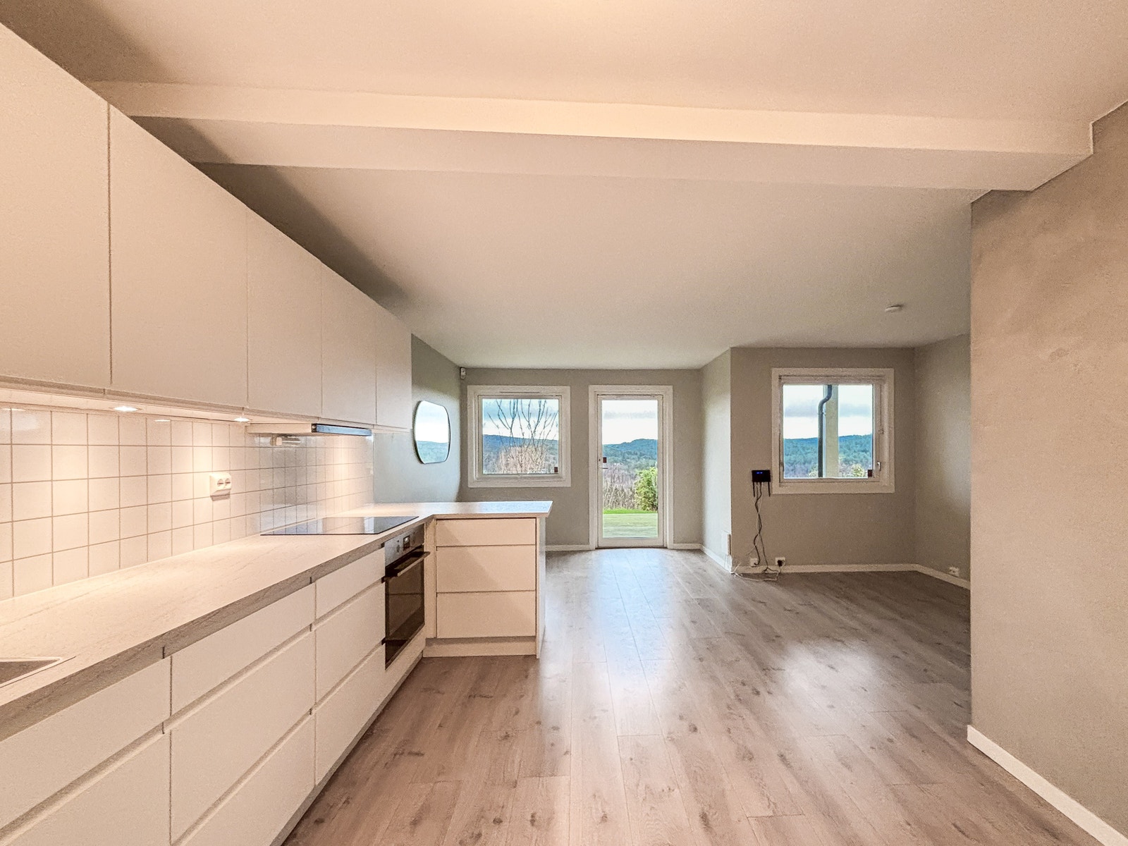 Leiligheten har to boder, et fint baderom, ett soverom, gang med smarte oppbevaringsløsninger og en hyggelig uteplass. Galleribilde